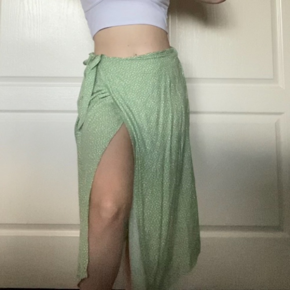 Green tie up dotted skirt in a women’s size small